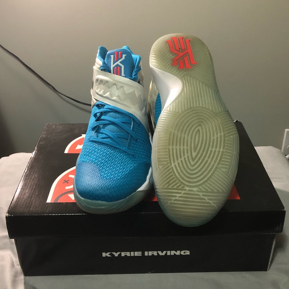 Kyrie 2 “XMAS” - Picture 2 of 3